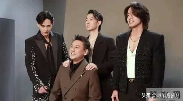 朱孝天现身机场，冲网友黑脸翻白眼，他一手扯烂了偶像圈的遮羞布