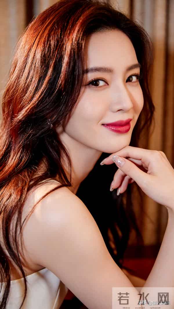红棕长发配柔光灯，甜妹优雅气质藏不住