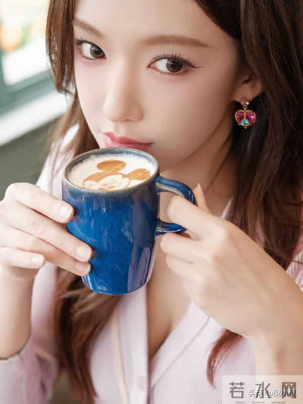 程潇少女感十足,甜美笑容感染力满分