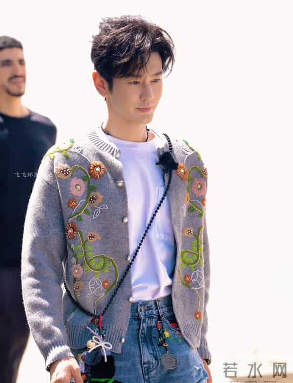 娱乐圈大型社死名场面!48岁黄晓明喊53岁王鹤棣爸爸“叔叔”!