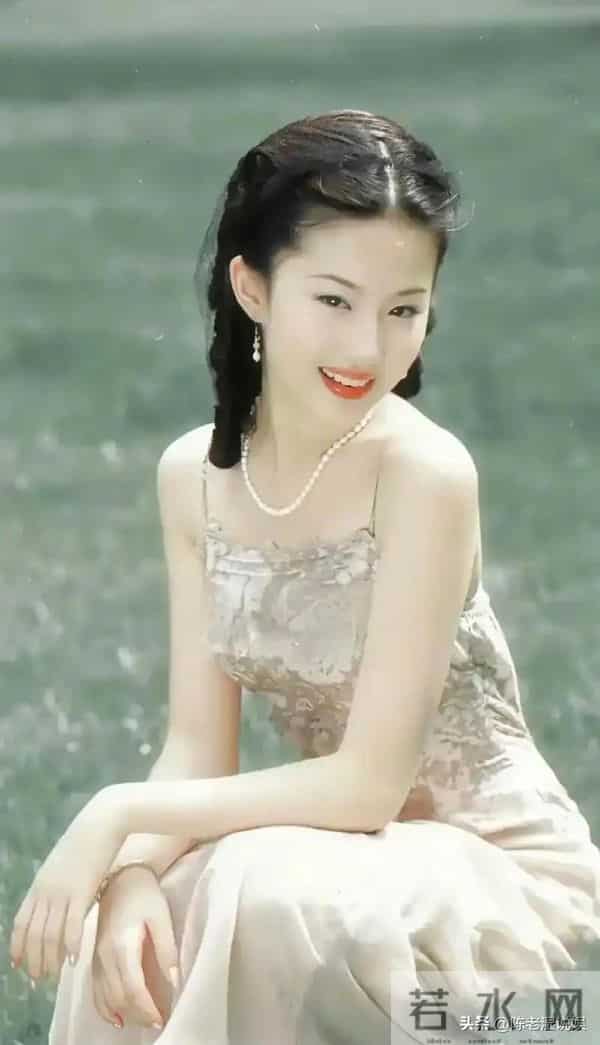 红毯秒变菜市场!穿秋裤摔跤,瘦成竹杆儿,还有人成“背锅侠”