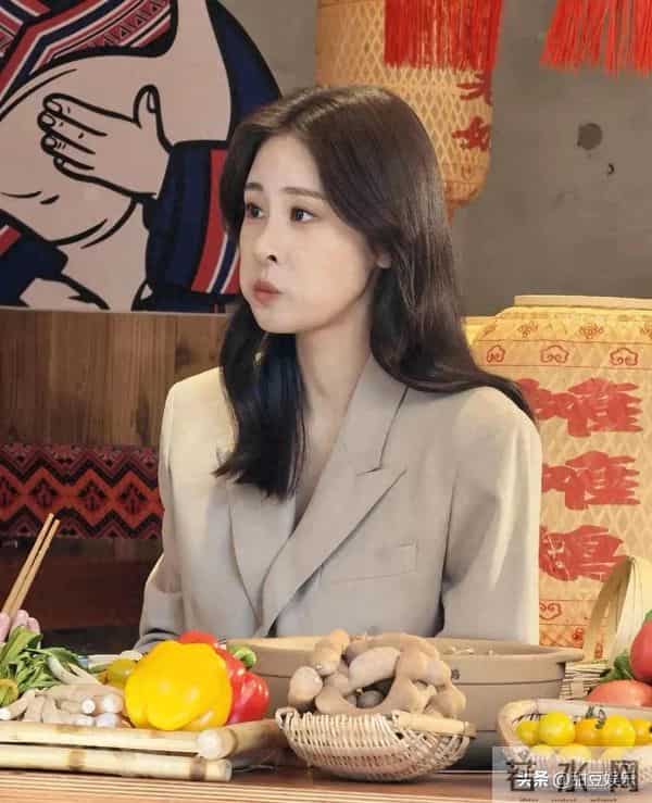 张碧晨昆明吃火锅被偶遇！嘟嘴卖萌美到犯规，这状态绝了