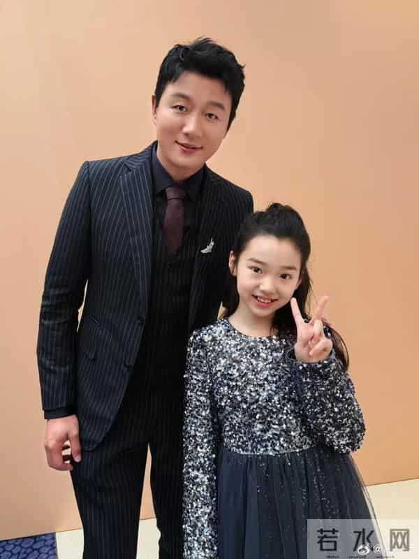董璇9岁女儿小酒窝现身尖叫之夜!和“17位”顶流亲密合影 太爽了