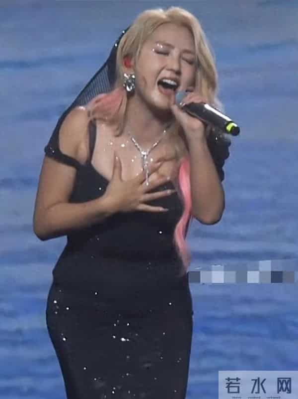 39岁何洁演唱会状态曝光，独自赚钱养4娃，二婚丈夫助力并不高