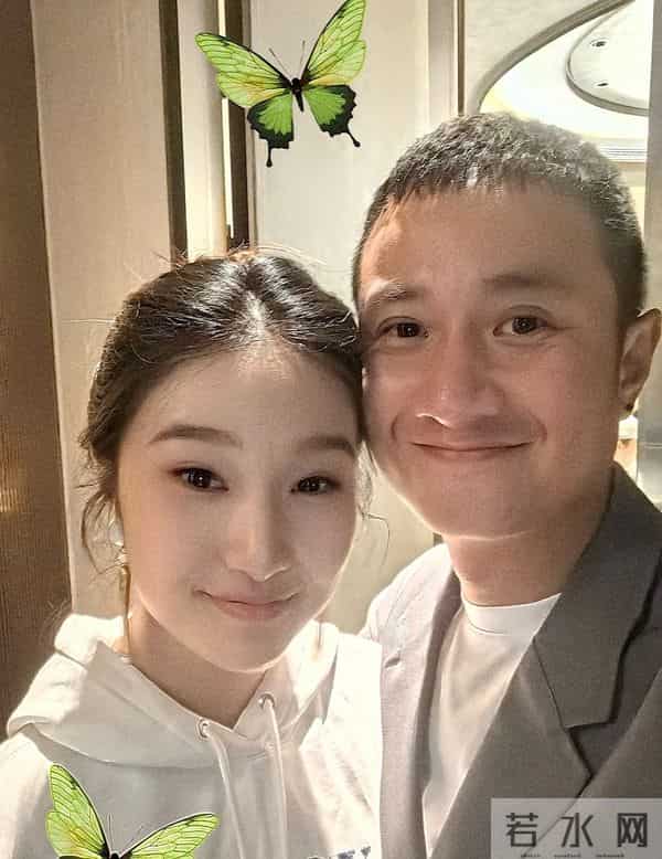 17岁爱马晒与姥姥合影，和妈妈同脸、爸爸同笑，这基因也太强了！