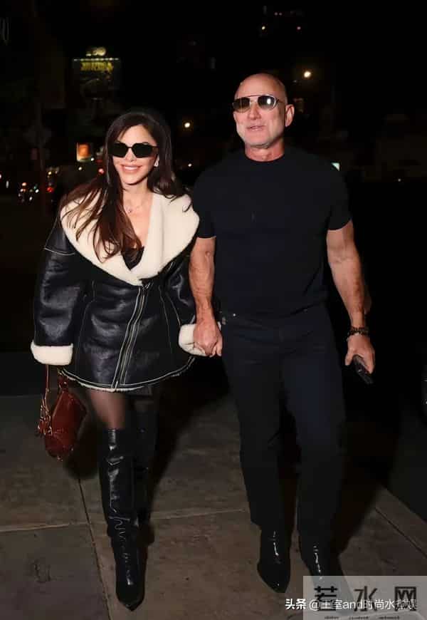 55岁桑切斯又嫩了!穿黑皮裙,肌肤白得发光,牵手贝佐斯像两代人