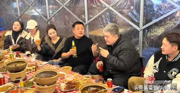 赵家班深夜聚餐赵一楠请客,和宋晓峰像父子,钱多到花不完很低调