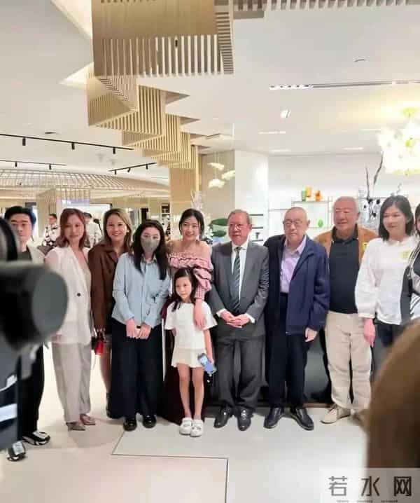 74岁刘銮雄坐轮椅现身，站立需搀扶洁癖严重，甘比一脸疲惫气色差