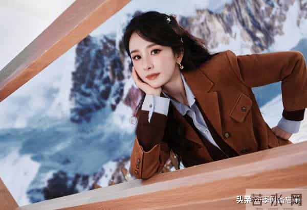 杨幂的美腿真的太适合穿肉丝了