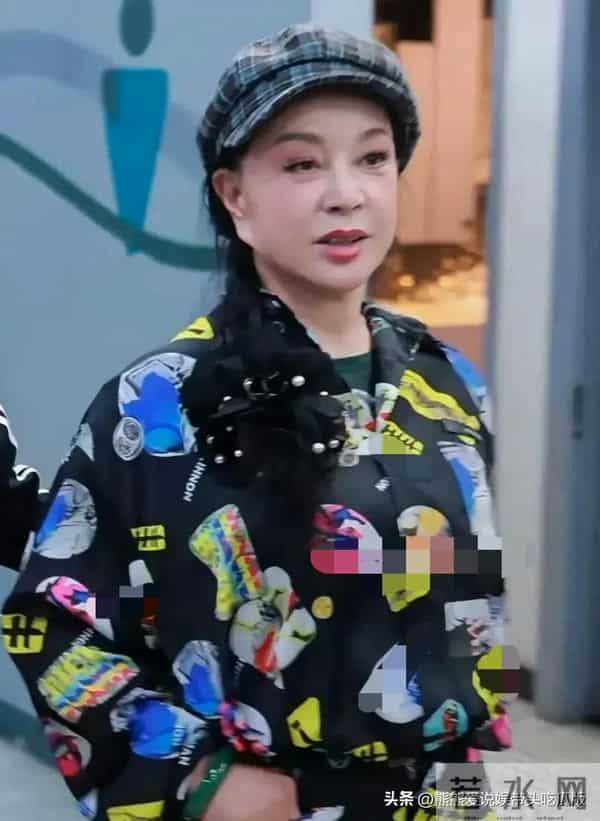 刘晓庆耳垂快与嘴角齐平了,说不出来像什么,看着实在是太怪异了