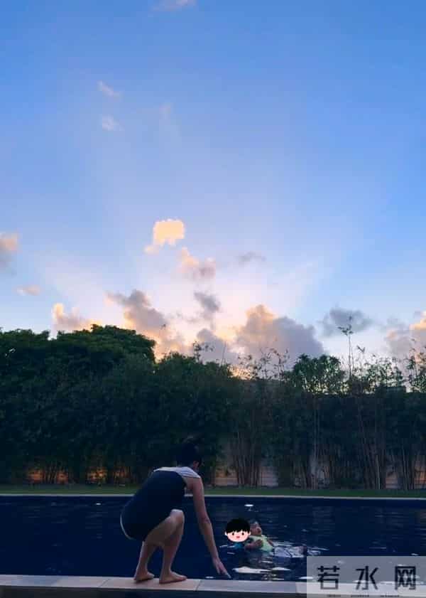 李念和两个儿子在自家豪宅泳池游泳,三胎儿子正脸曝光