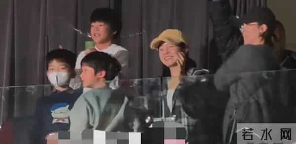 陈妍希和谢楠带娃看演唱会！7岁吴所惧环抱8岁小星星，高冷似陈晓