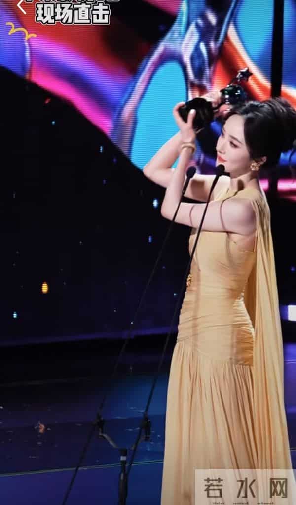 杨幂一袭暖黄长裙登爱奇艺尖叫之夜，领奖造型美到犯规