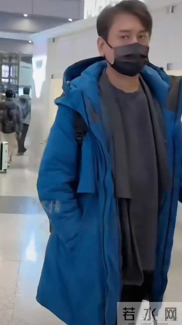 朱孝天现身机场，冲网友黑脸翻白眼，他一手扯烂了偶像圈的遮羞布
