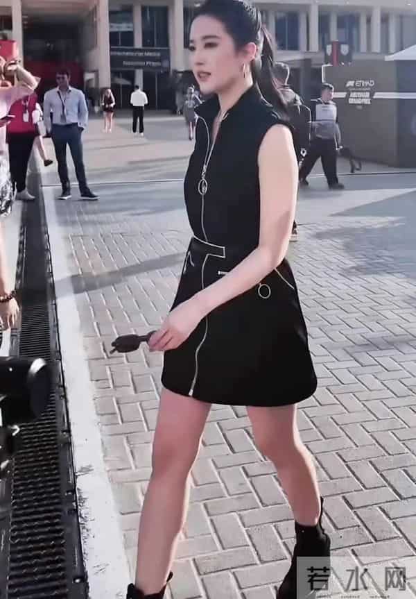 刘亦菲现身F1决赛,高马尾穿工装裙的她犹如美神降临!