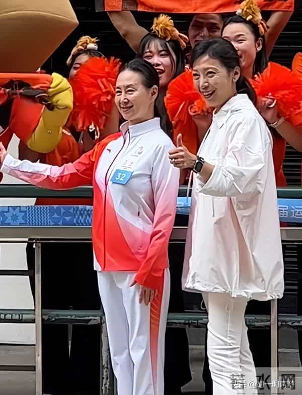 何超琼海口开幕偶遇,生图眼袋凸出显疲惫,灰毛衣小短裙超接地气