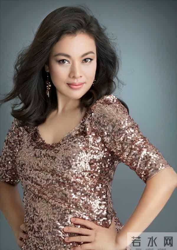 离开黄小茂后，她嫁给老外富豪，如今住瑞士豪宅，尽享天伦之乐