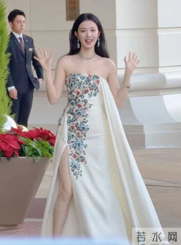 王楚然在澳门被偶遇，她身材高挑婀娜多姿，皮肤白皙，真的好美啊