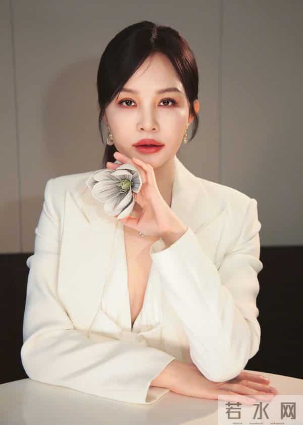 陶红,她是老牌演员了,越老越有成熟的魅力