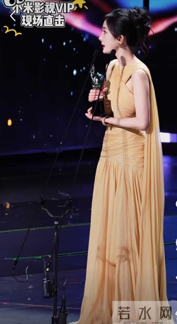 杨幂一袭暖黄长裙登爱奇艺尖叫之夜，领奖造型美到犯规
