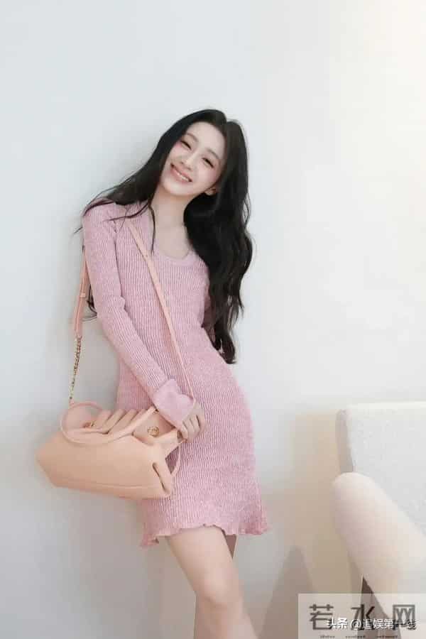 包上恩粉色毛衣裙写真:甜美与性感的完美碰撞