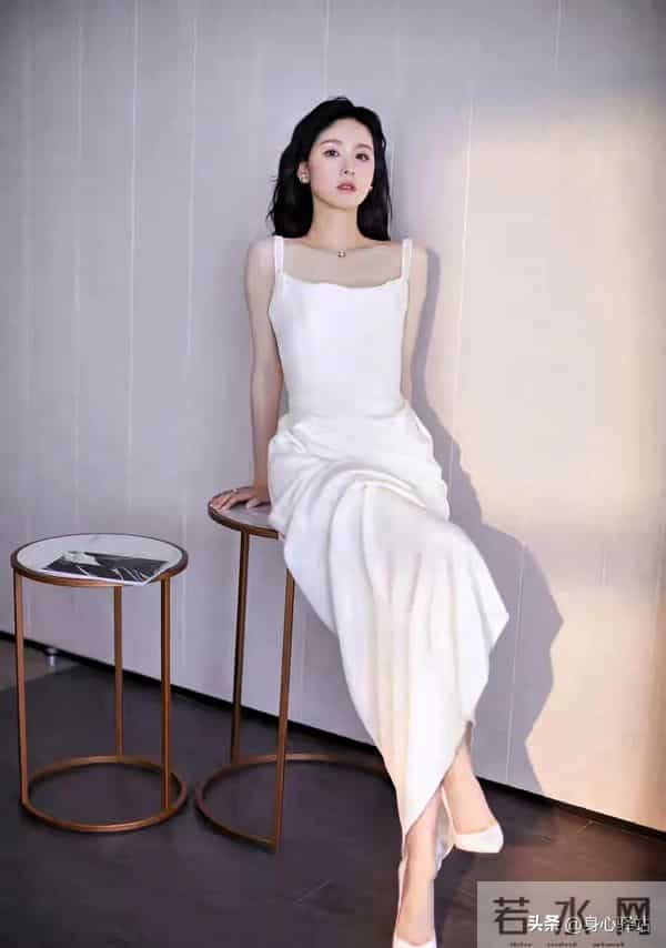 陈都灵红毯转身惊呆众人！清冷脸下藏着一双嘟嘟美腿这反差感绝了