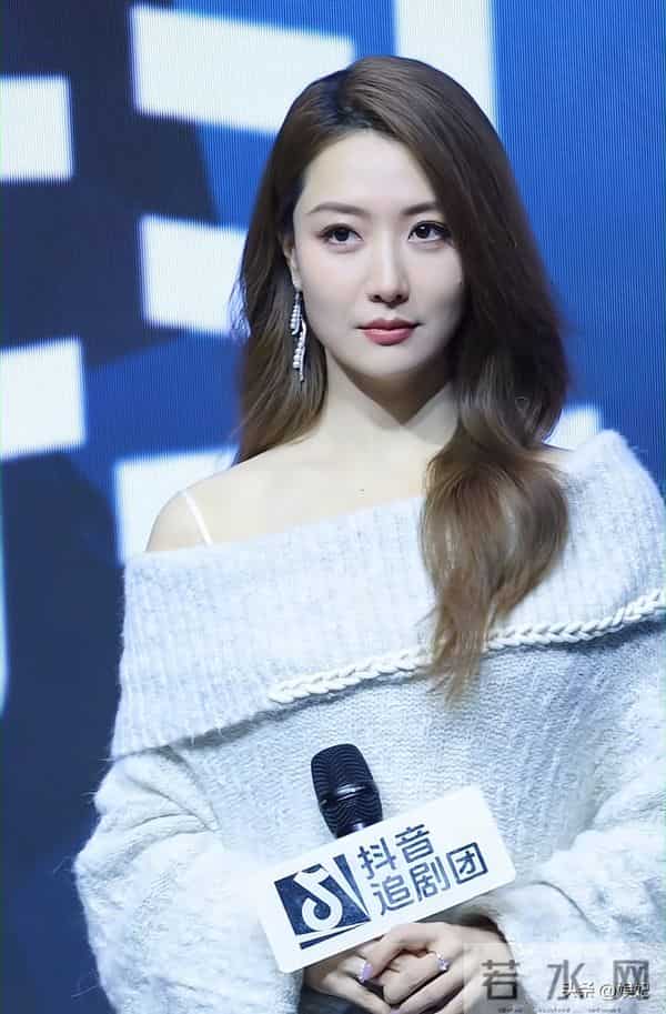 39岁白冰剧宣穿搭：毛衣+半身裙+白靴，洋气又减龄，妥妥气质女神