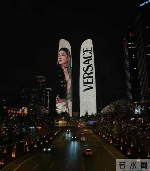 26岁赵露思回归！一身灰色皮草贵气逼人，网友：似熹贵妃回宫