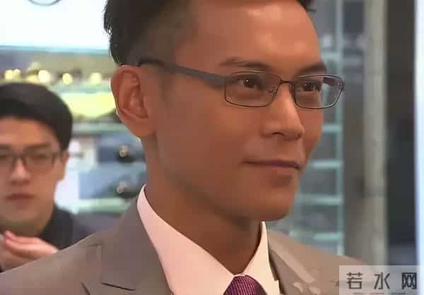 49岁前TVB男星疑不满被偷拍，用手指住拍摄者：我问你做什么呀