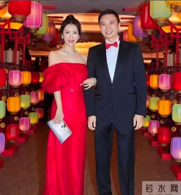 李念和两个儿子在自家豪宅泳池游泳,三胎儿子正脸曝光