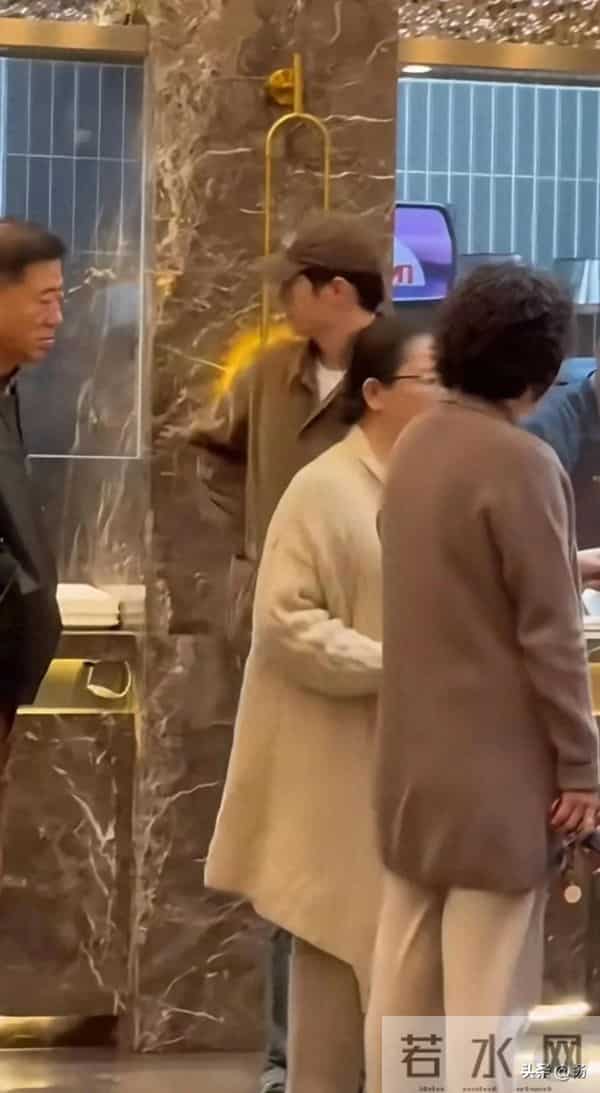 黄景瑜和爸妈餐馆吃饭,打扮低调,看来发量是遗传烫了卷发的妈妈