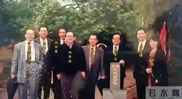 向华强儿子向佑现身广州理发，身材肥胖超200斤，眉眼像妈妈陈岚