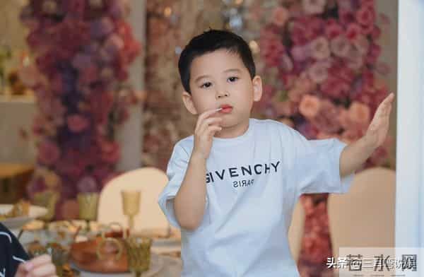 王雷李小萌为小儿子办生日派对,一家四口装扮精致,两儿子都像爸