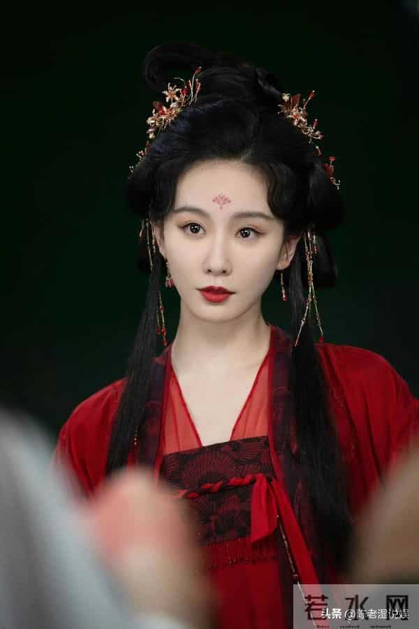 红毯秒变菜市场!穿秋裤摔跤,瘦成竹杆儿,还有人成“背锅侠”