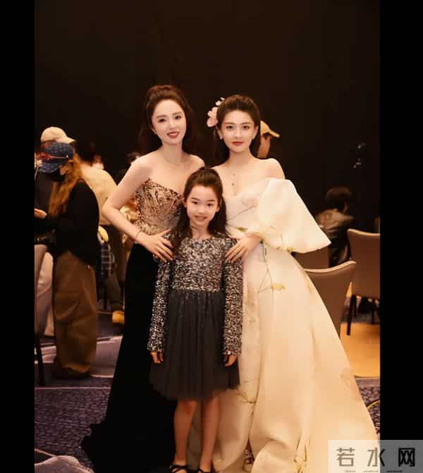 董璇跟杨幂梁洁沈月合影，张凌赫黄景瑜同框，小酒窝同步出席！