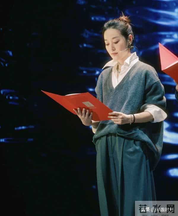 马伊琍回母校上戏参加80年校庆，她穿着白衬衫外搭羊毛衫，好干练