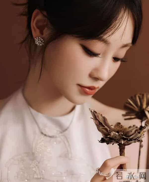 祝绪丹，身穿紧身拖尾旗袍礼服，端庄大方