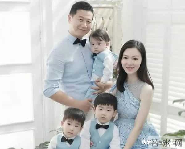 离开黄有龙后，她转身嫁给富豪，四年连生三娃，43岁深陷抑郁症