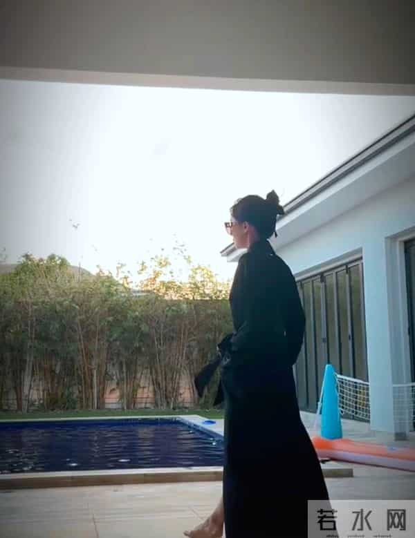 李念和两个儿子在自家豪宅泳池游泳,三胎儿子正脸曝光