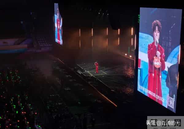 王冰冰面相变了 果然央视镜头才最能拍出自然美 和尼格买提看演唱会