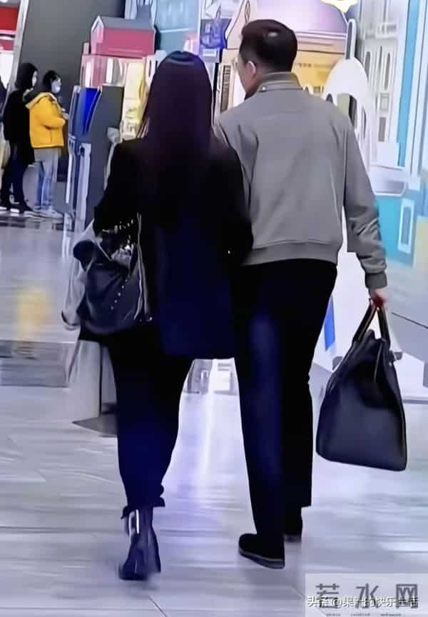 小菲回湾湾 带玥儿逛街吃松饼,玥儿小举动,透露她和筱梅真实关系