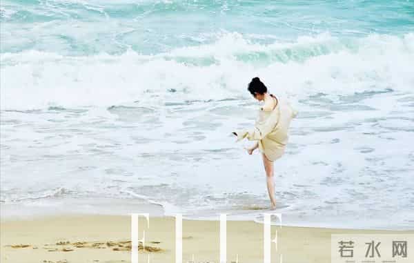 杨幂海滩“大展身手”，白裙湿发美成画！