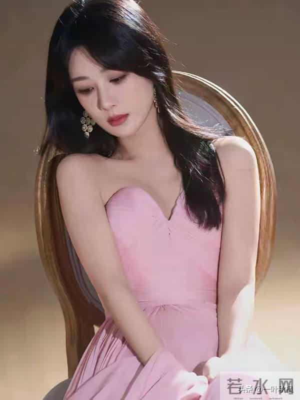 杨紫,粉色抹胸裙写真,太美了