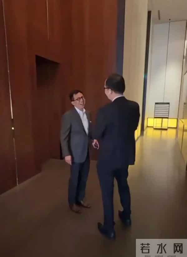 61岁李泽钜最新露面！头发花白比弟弟苍老太多，老婆和子女状态好