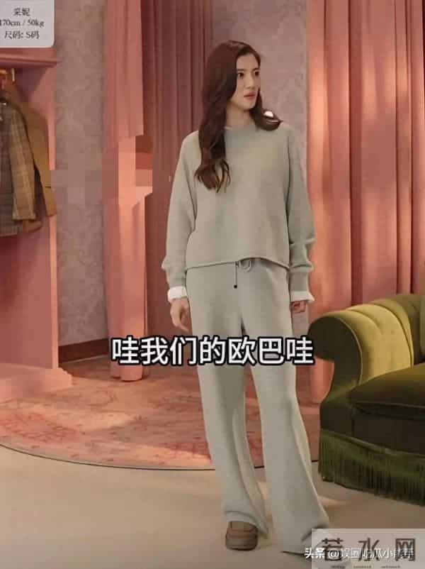 施伯雄凌晨探班吴千语，助阵她直播带货，两人直播间秀恩爱好甜蜜