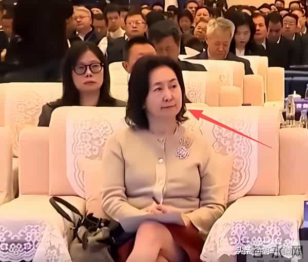 何超琼海口开幕偶遇,生图眼袋凸出显疲惫,灰毛衣小短裙超接地气