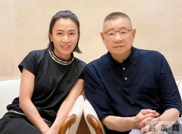 74岁刘銮雄坐轮椅现身，站立需搀扶洁癖严重，甘比一脸疲惫气色差