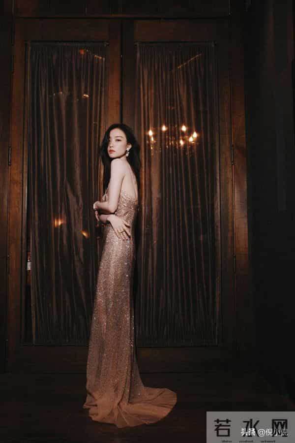 倪妮，散发光芒的她是聚光灯下的焦点