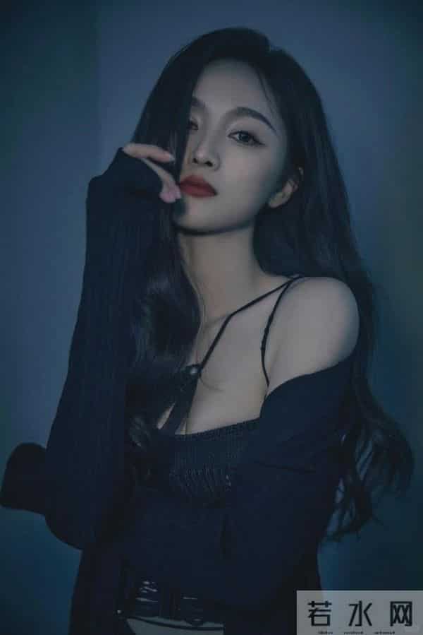 吴宣仪侧躺的姿态随性又优雅,光着脚丫子大长腿超性感