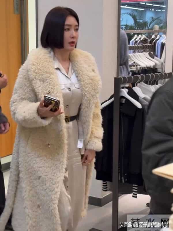 46岁秦岚浙江衣服店被偶遇 皮肤白皙 身材超好 这个年纪了 还是好美啊